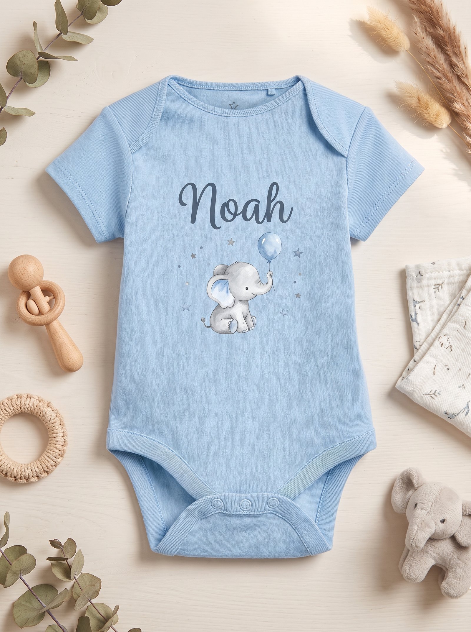 Lichtblauw baby rompertje met de naam Noah en een olifantje met ballon, gepersonaliseerd kraamcadeau