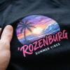 Close-up van een zwarte stof met een kleurrijke DTF print 'Rozenburg Summer Vibes' van JustBecky.